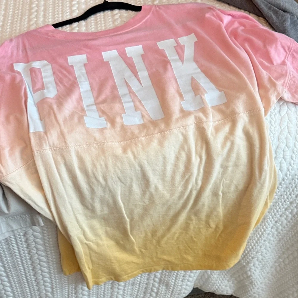 Victoria's Secret PINK t-shirt bundle - Picture 3 of 4